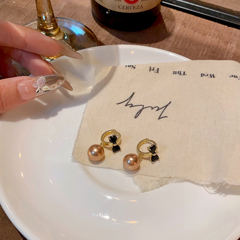 Light luxury, niche and high-end black rhinestone bow stud earrings, women's Hong Kong-style retro champagne-colored pearl stud earrings Specification drawing