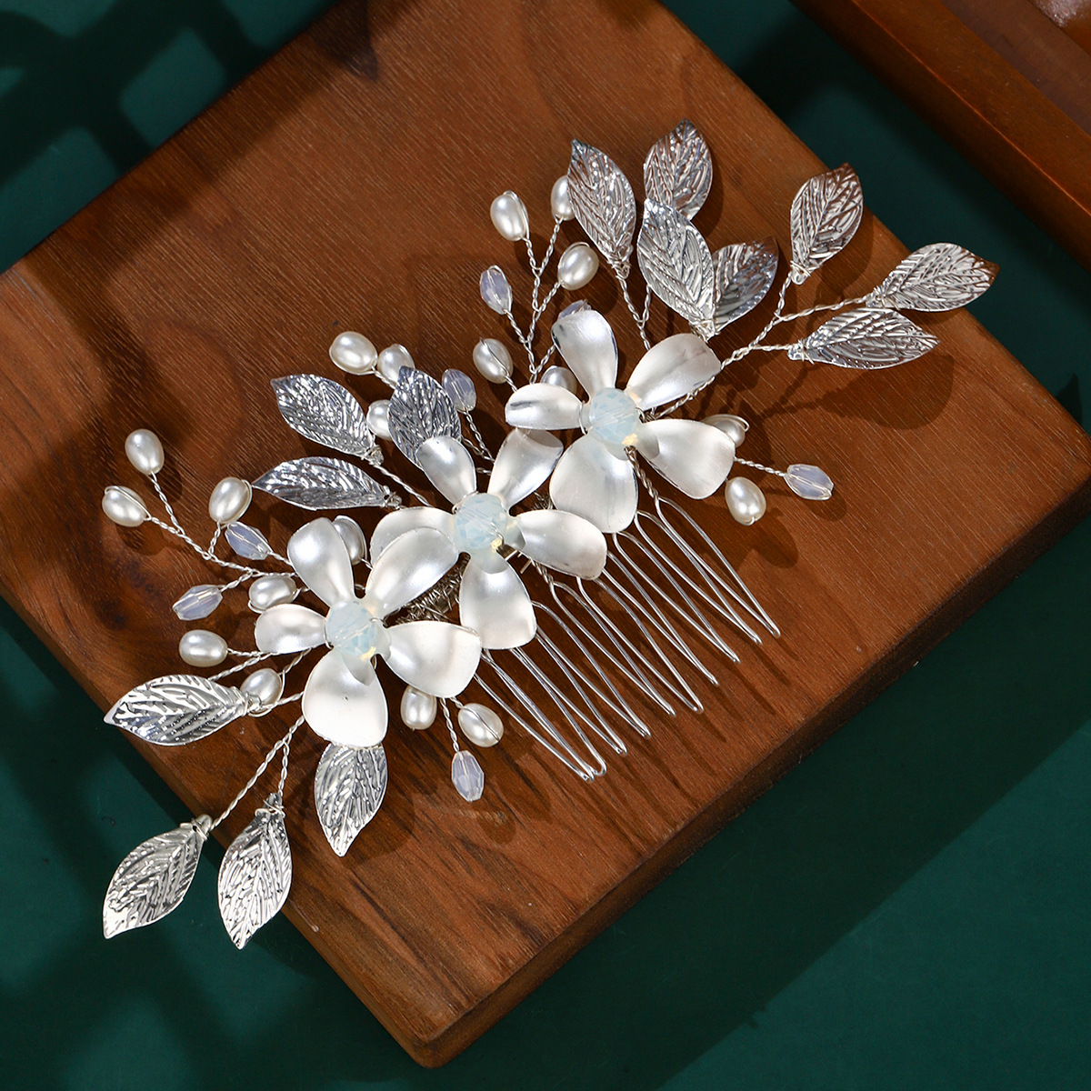 Korean forest-style bride headwear, hand-combed wedding updo, pearl crystal hair accessory, alloy flower and leaf hair comb details Picture
