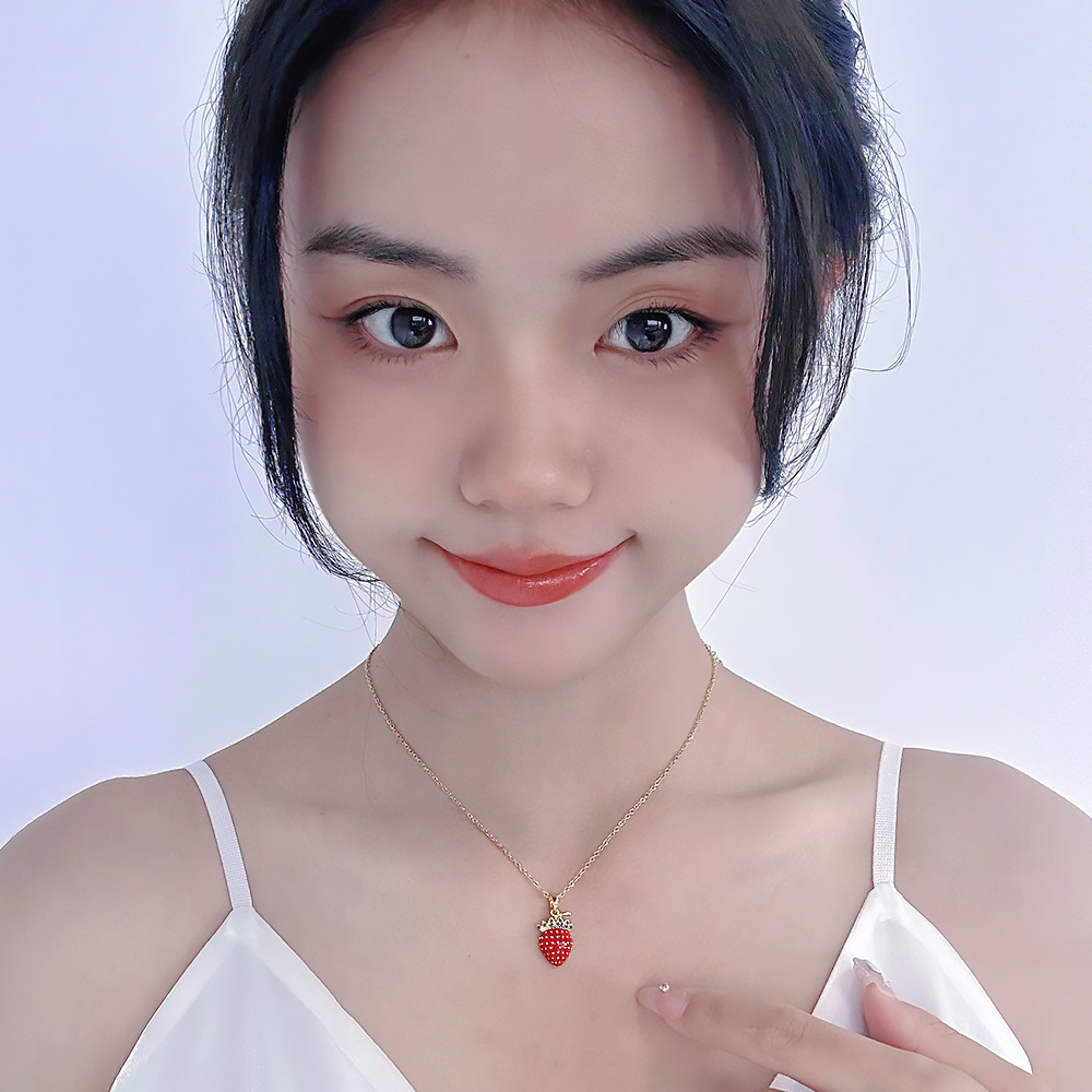 Cute and sweet strawberry titanium steel necklace pendant, girlish and fresh, niche design sense collarbone chain, versatile necklace Specification drawing