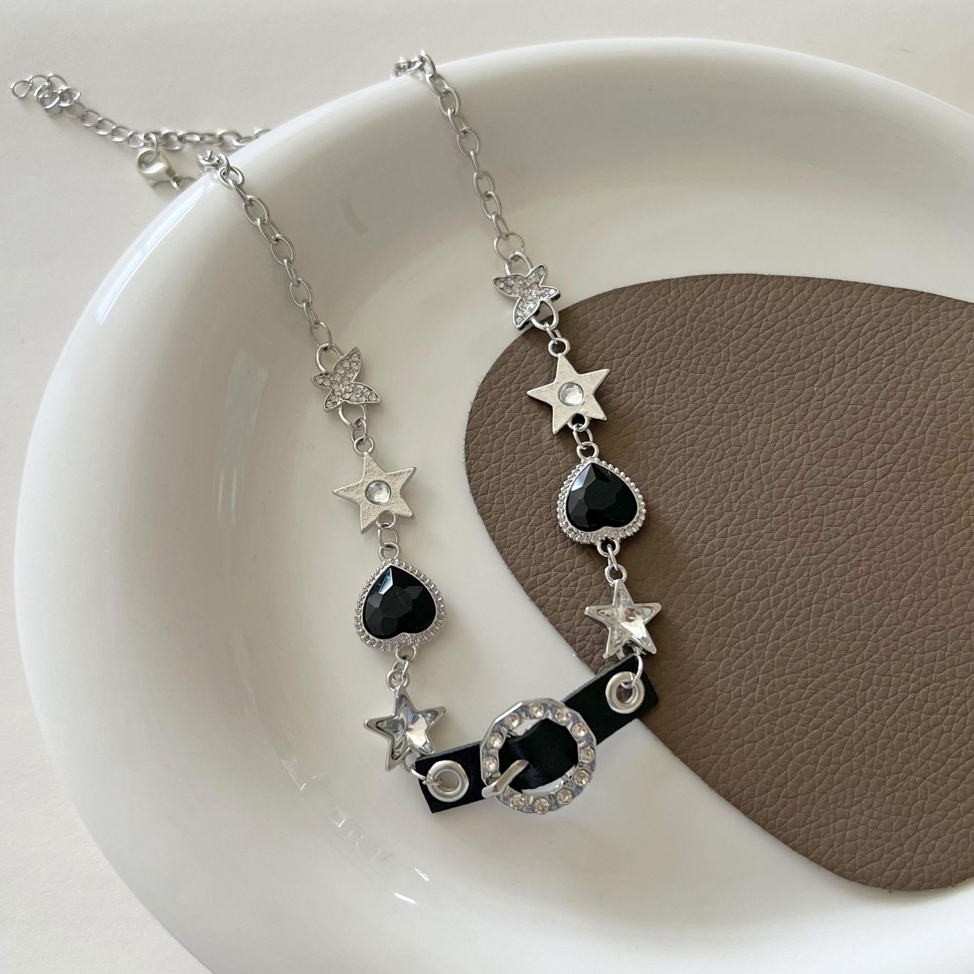 This is a new 2024 light luxury and niche collarbone chain necklace that exudes a sweet and cool feminine charm and is an exaggerated accessory for a hot girl's neck details Picture