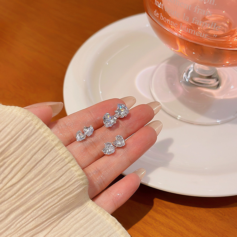 S925 Silver Needle Exquisite Super Sparkling heart-shaped Stud Earrings for Women, 2023 New trendy and high-end design sense personalized earrings wholesale full figure