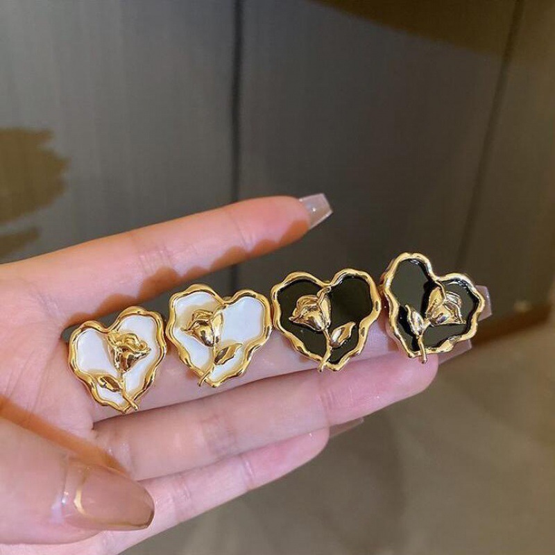 Tulip pleated heart-shaped stud earrings exude a sense of sophistication for women, with a cold and ins-style flower earrings. This is a niche retro accessory that is sweet and cool full figure