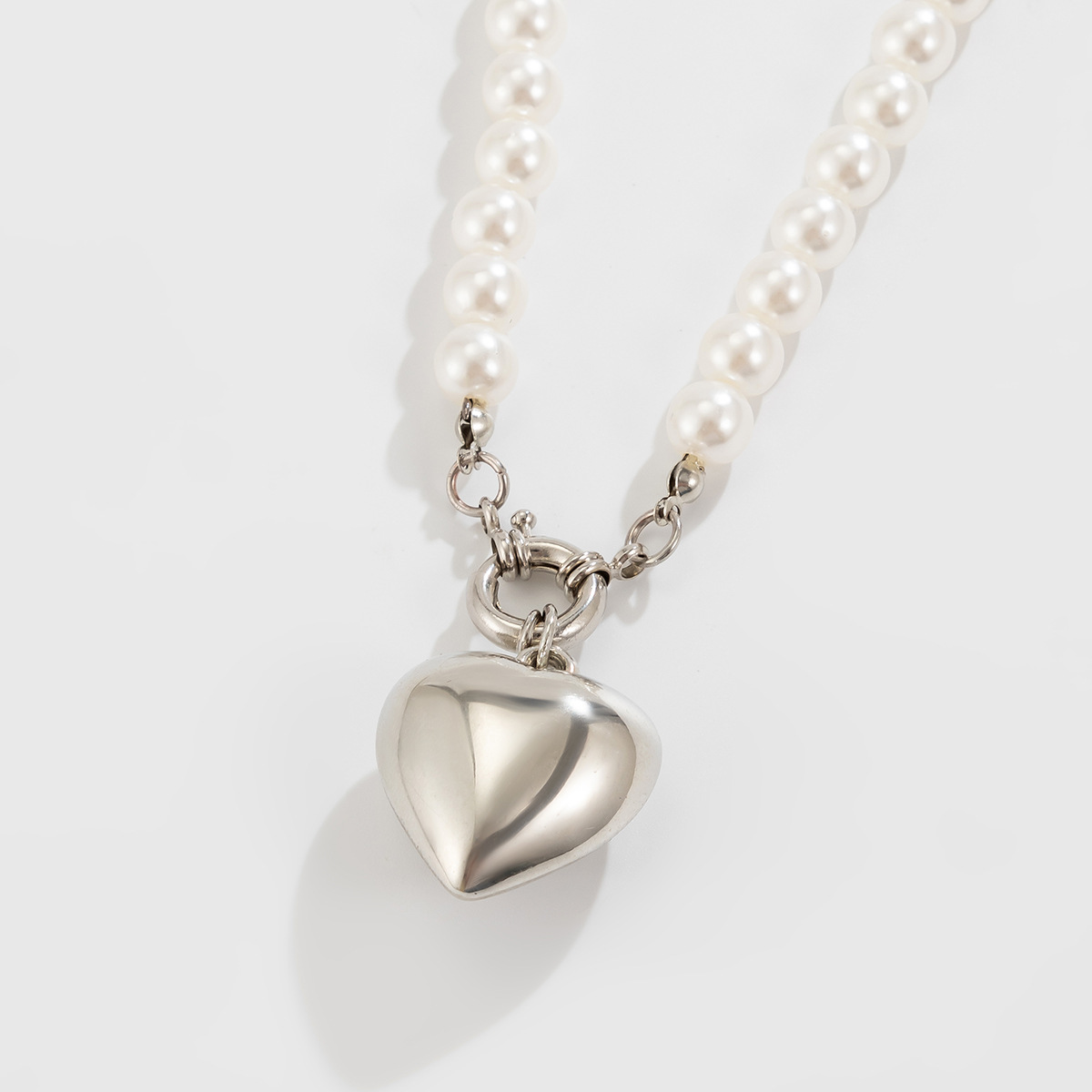 European and American cross-border jewelry ins hollowed-out heart-shaped pendant, pearl imitation collarbone chain, personalized and versatile multi-layer necklace Specification drawing