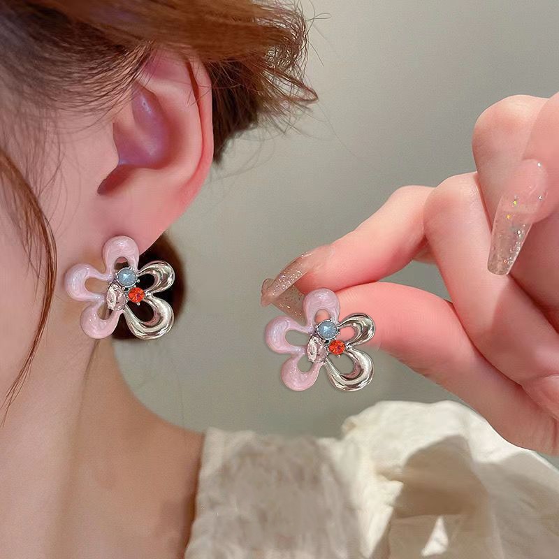 The new Korean-style trendy zirconia earrings with oil-dripping and hollowed-out flower studs feature a high-end and niche design details Picture