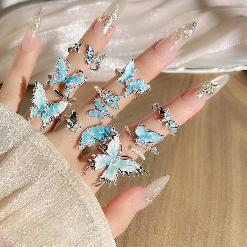 A traditional Chinese style glacier blue gradient with a cool and refreshing liquid butterfly ring, a women's light luxury and cold style sweet and cool fashionable index finger ring Application Scenario