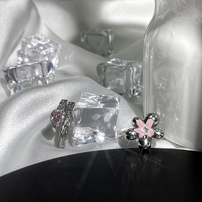 This niche, light luxury sparkling diamond snake ring exudes a sense of sophistication for women. It features a floral charm and is versatile. The cold and elegant snake-shaped ring is an autumn and winter accessory Specification drawing