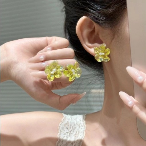 Summer is simply amazing! Summer light and fresh fluorescent yellow resin flower ear studs, versatile and super atmospheric earrings for women full figure