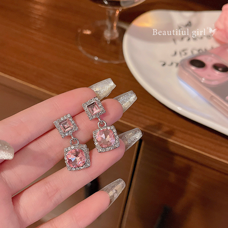 Super shiny and exquisite pink zircon square stud earrings for women, a light luxury and niche design, high-end earrings, fashionable and retro earrings full figure