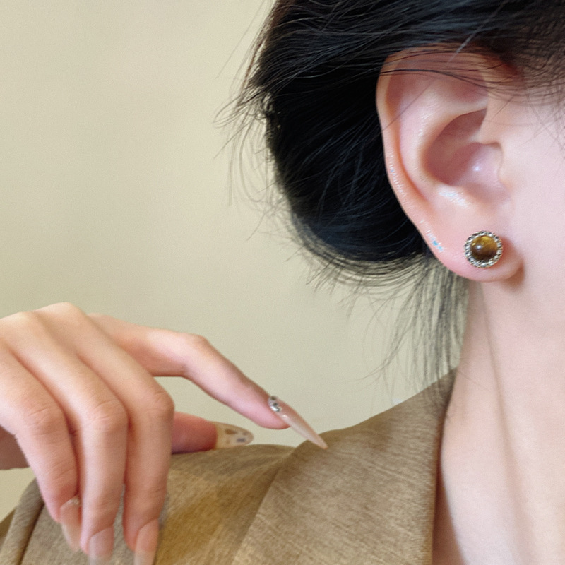 Maillard imitation tiger's eye stone ear stud women's retro Hong Kong-style earrings, simple, light luxury, niche and high-end Korean-style earrings Application Scenario