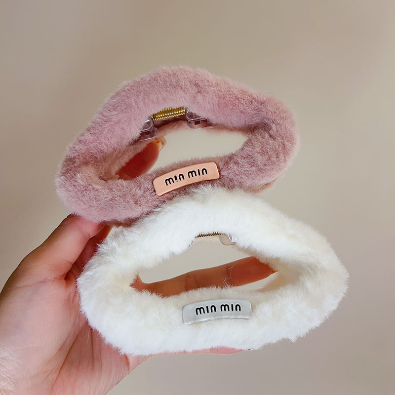 A large female plush cloud-shaped clip-on rectangular hair clip at the back of the head, gentle and elegant shark clip hair clip headwear Application Scenario