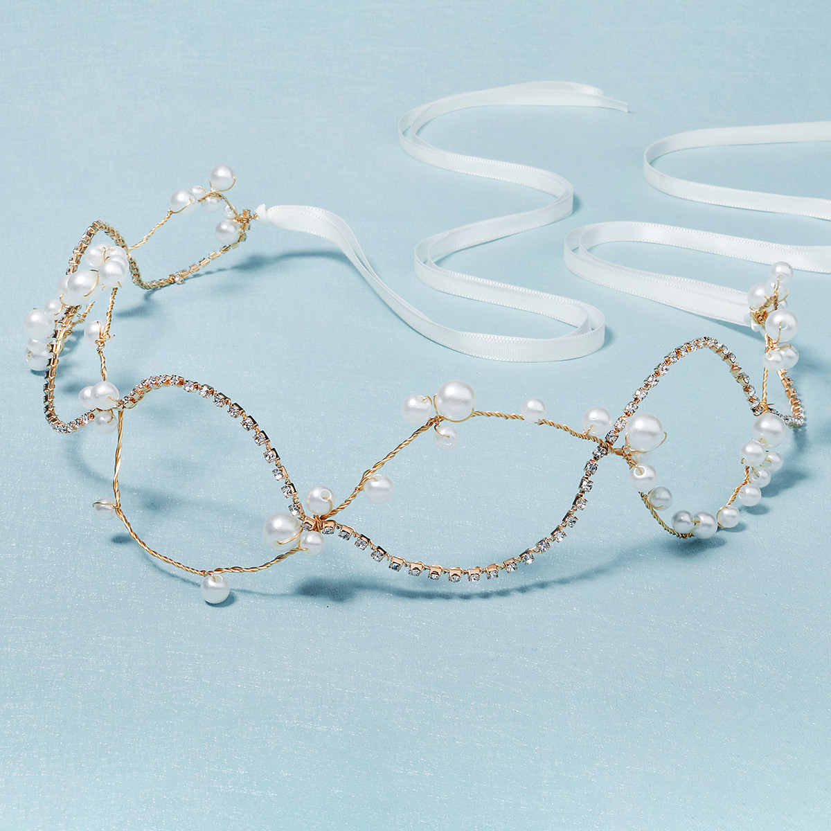The new Korean version of the bride's hair accessory, wedding dress, dress, makeup, updo, double-layer pearl hair band, creative design and ribbon headwear details Picture