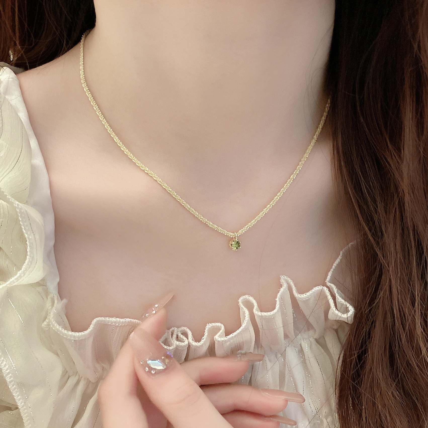 The sparkling titanium steel necklace with a simple and niche design for women, the collarbone chain with a light luxury feel, and the trendy pendant necklace full figure