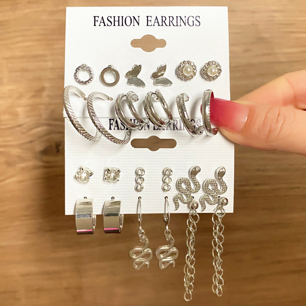 Wholesale of 5-piece retro pearl earrings in the popular metal C-shaped earrings for women in Europe and America, featuring creative geometric ear rings Application Scenario
