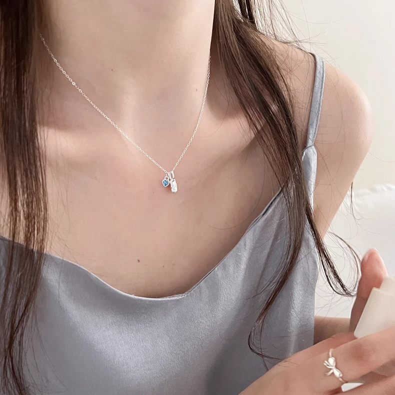 Simple, niche, irregularly textioned square pendant, blue zircon heart-shaped necklace, versatile collarbone chain for women Specification drawing