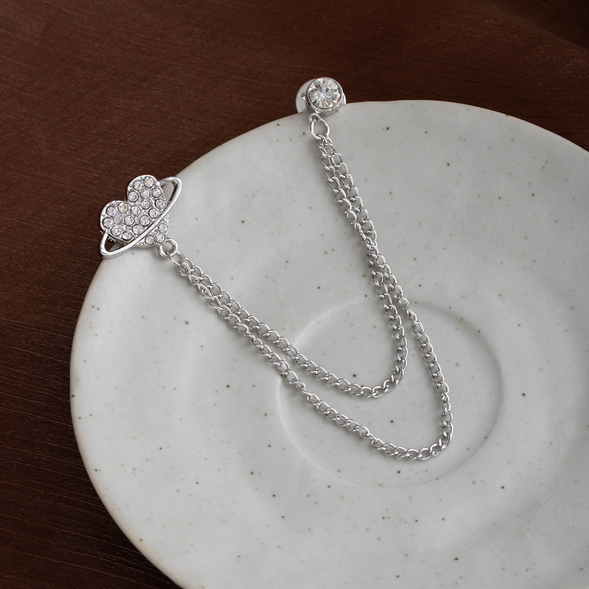 This fashionable heart-shaped diamond-encrusted metal brooch exudes a sense of sophistication, simplicity, elegance, and fashion. It is a versatile and personalized accessory Application Scenario