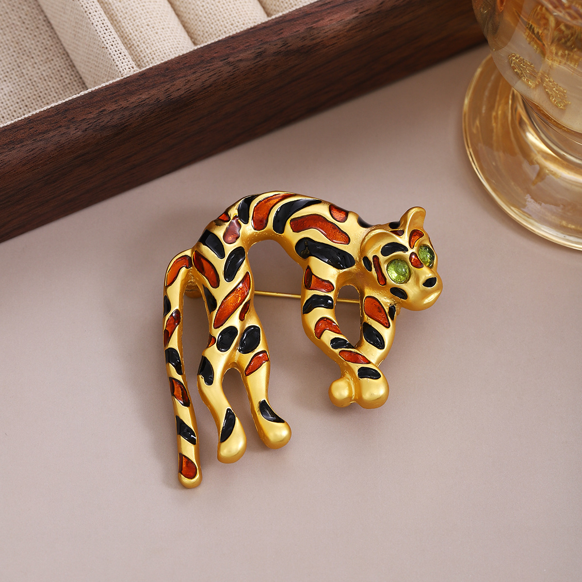Light luxury three-dimensional enamel colored glass inlaid leopard brooch Vintage vintage unique retro fashion accessory Application Scenario