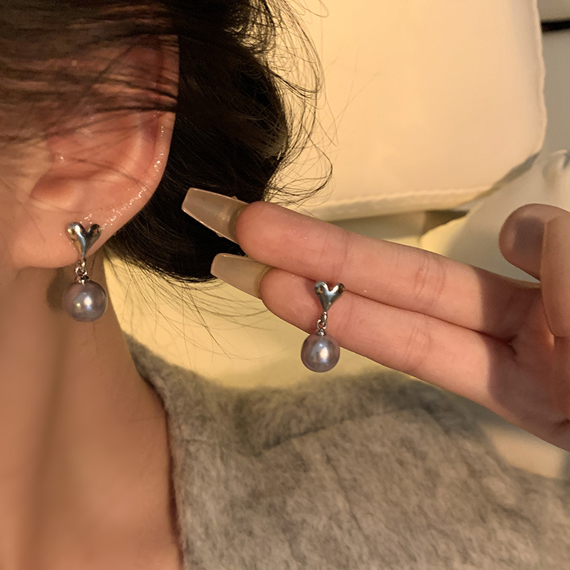 French simple grey heart-shaped pearl stud earrings for women, 925 silver needle, fashionable and high-end, versatile best-selling earrings wholesale details Picture