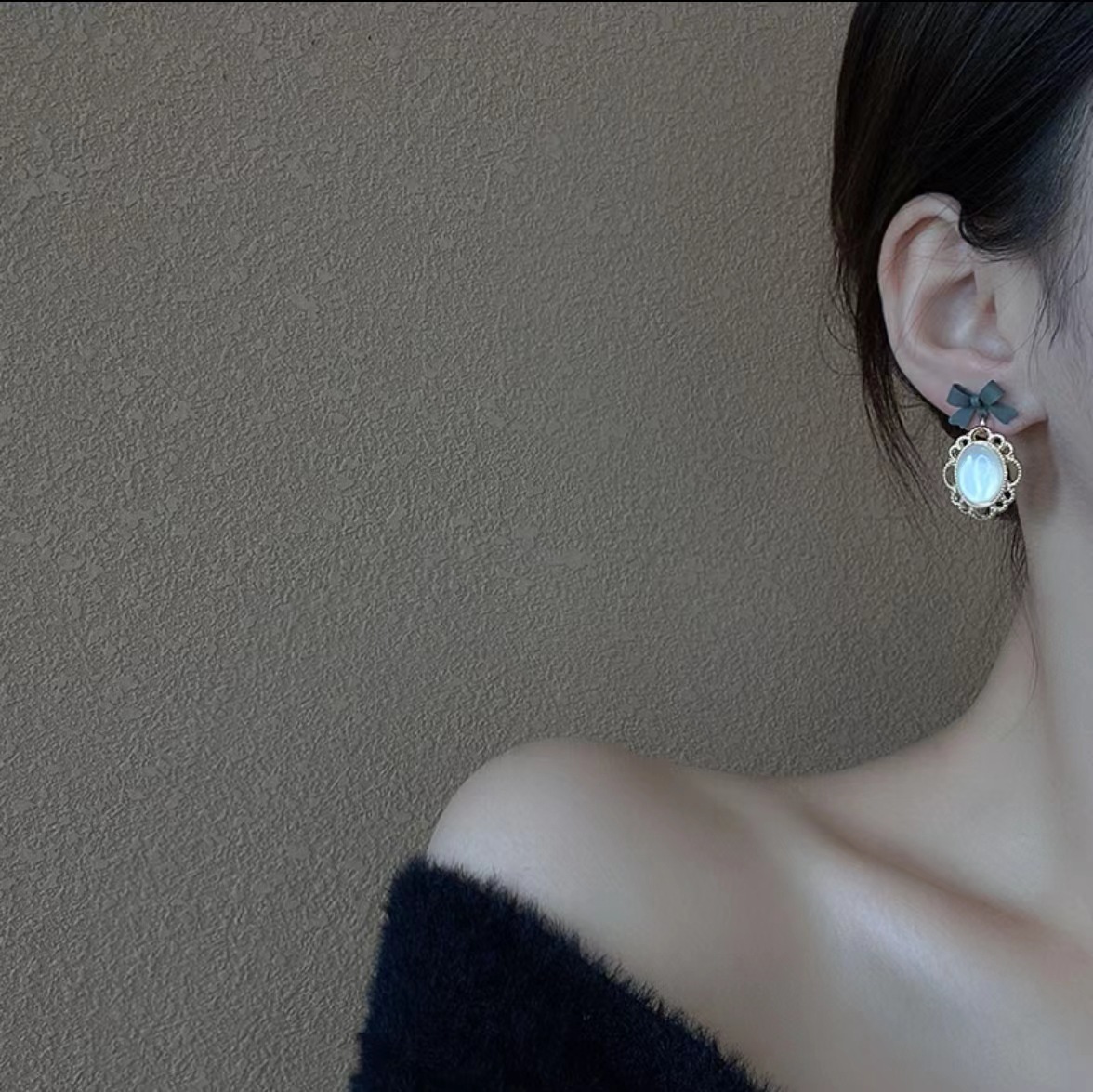 The new s925 French retro Baroque bow earrings exude a trendy feminine charm and are a high-end earring accessory that has become a social media sensation full figure