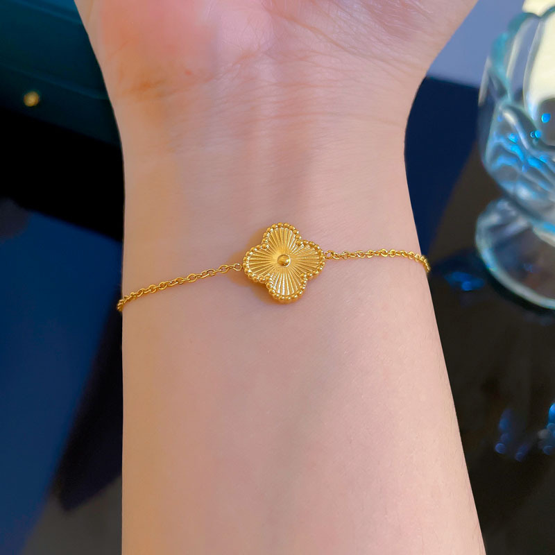【 All-titanium Steel 】 Lucky Flower furnace, real gold cold style necklace, female Instagram influencer collarbone chain accessory details Picture