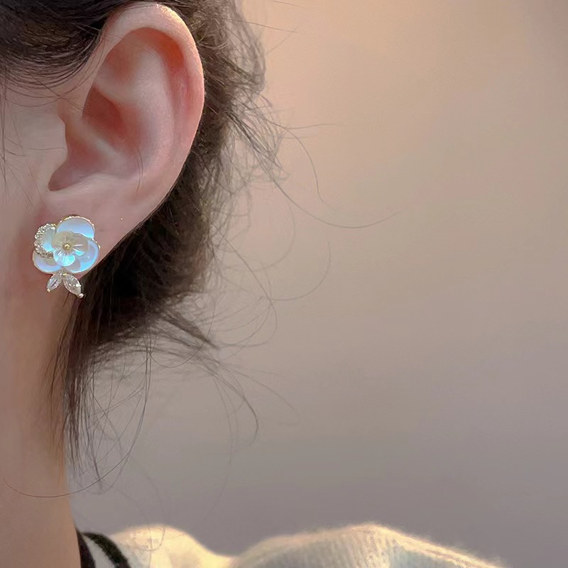 The new sweet and elegant floral stud earrings from 925 Japan and South Korea are a trendy, gentle and versatile design for women on Instagram. They are forest-themed earrings full figure