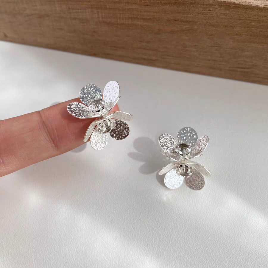 Luoshan Tea 2025 New style tin foil textured zircon flower stud earrings, Korean-style delicate and cold style earrings Application Scenario