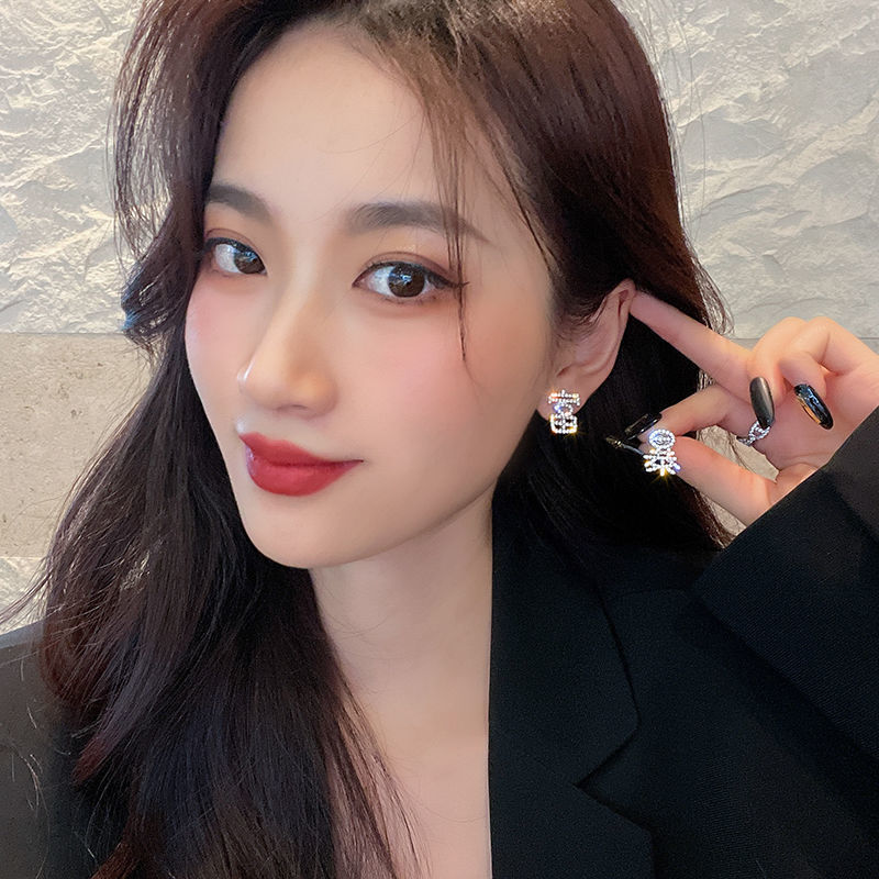 "Instant Wealth Earrings, Congratulations and Prosperity Earrings, 2025 New trendy internet-famous earrings, New Year's Date? Theme wealth-attracting earrings. Specification drawing
