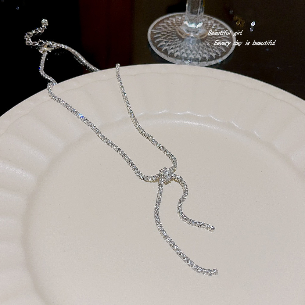 European and American fashion diamond-encrusted bow necklace for women, exaggerated and individualistic neckchain, elegant and light luxury, full diamonds, super dazzling, internet-famous necklace Application Scenario
