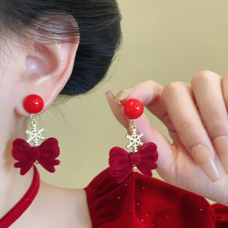 Red velvet bow snowflake earrings with a unique design sense, festive earrings for the New Year, versatile and elegant earrings for autumn and winter details Picture