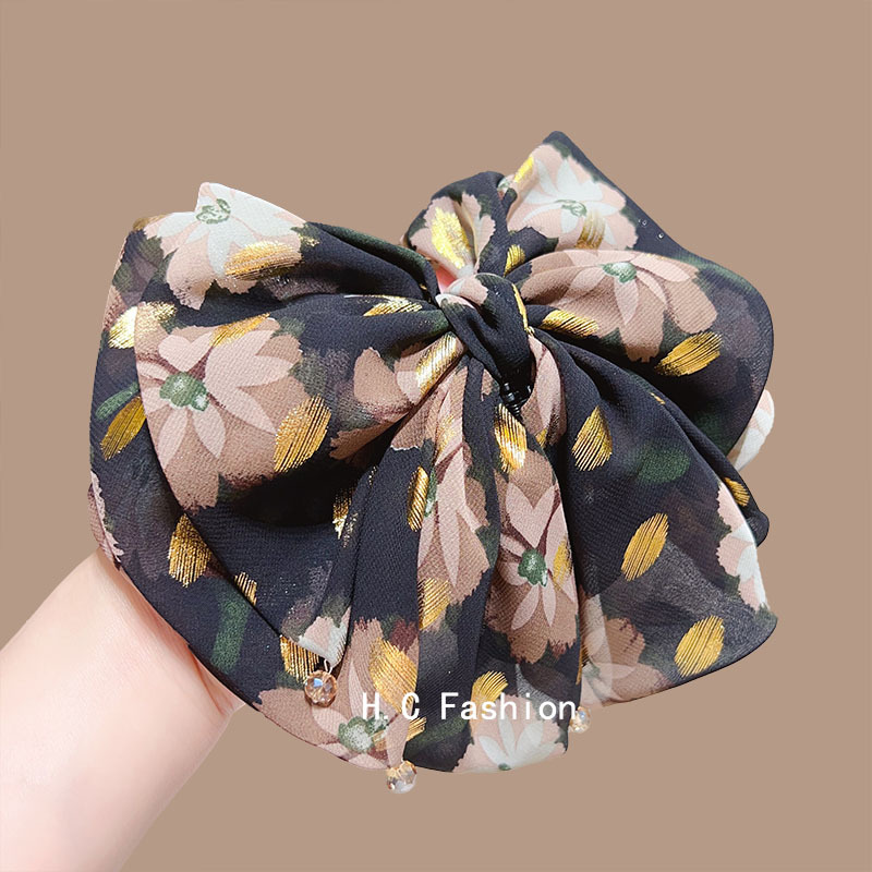 The new French retro floral bow clip is elegant and stylish, adding volume to the back of the head in a ponytail bun full figure