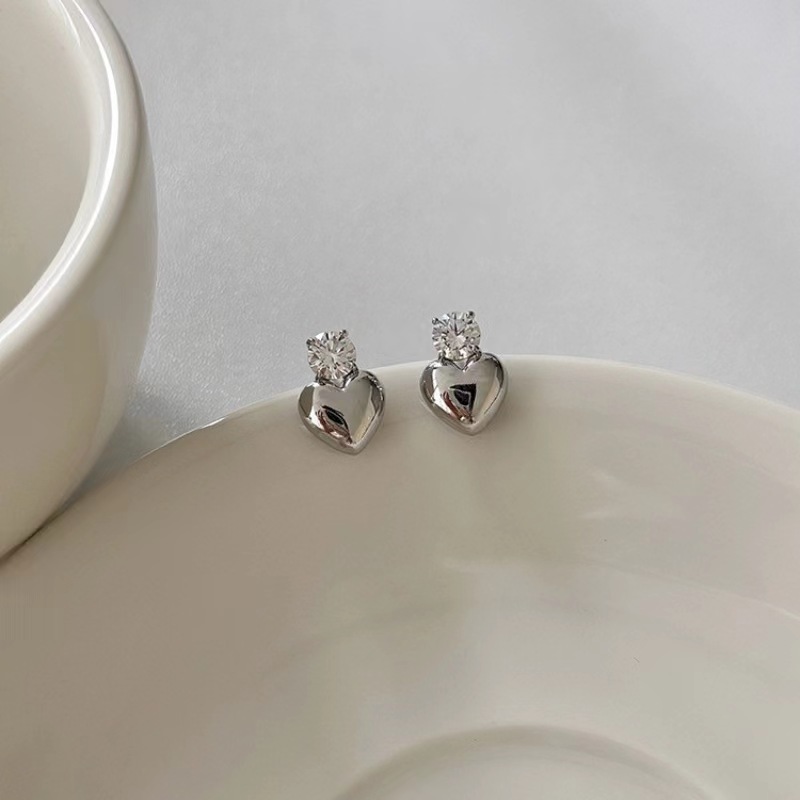 Niche high-end diamond-shaped heart-shaped stud earrings for women on Instagram, trendy, light luxury, versatile, elegant and fashionable design sense earrings 2025 new style Application Scenario