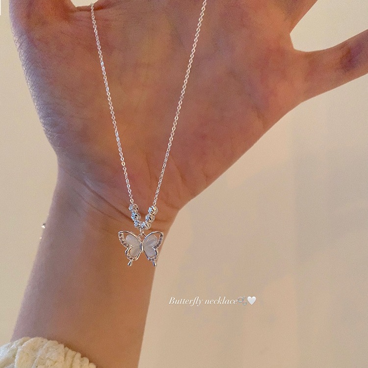 A new Chinese-style cat's eye stone butterfly necklace for women, a light luxury and niche Chinese-style collarbone chain and necklace choker Application Scenario
