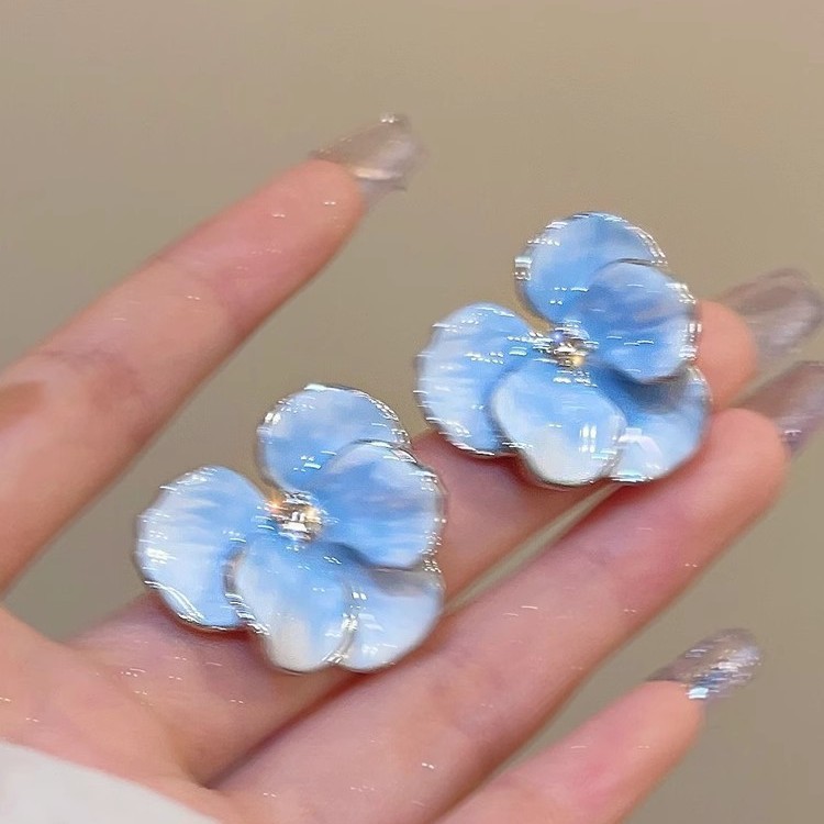 French iris flower earrings with a niche design sense and a high-end feel, retro petal stud earrings, a unique and light luxury accessory for women Specification drawing