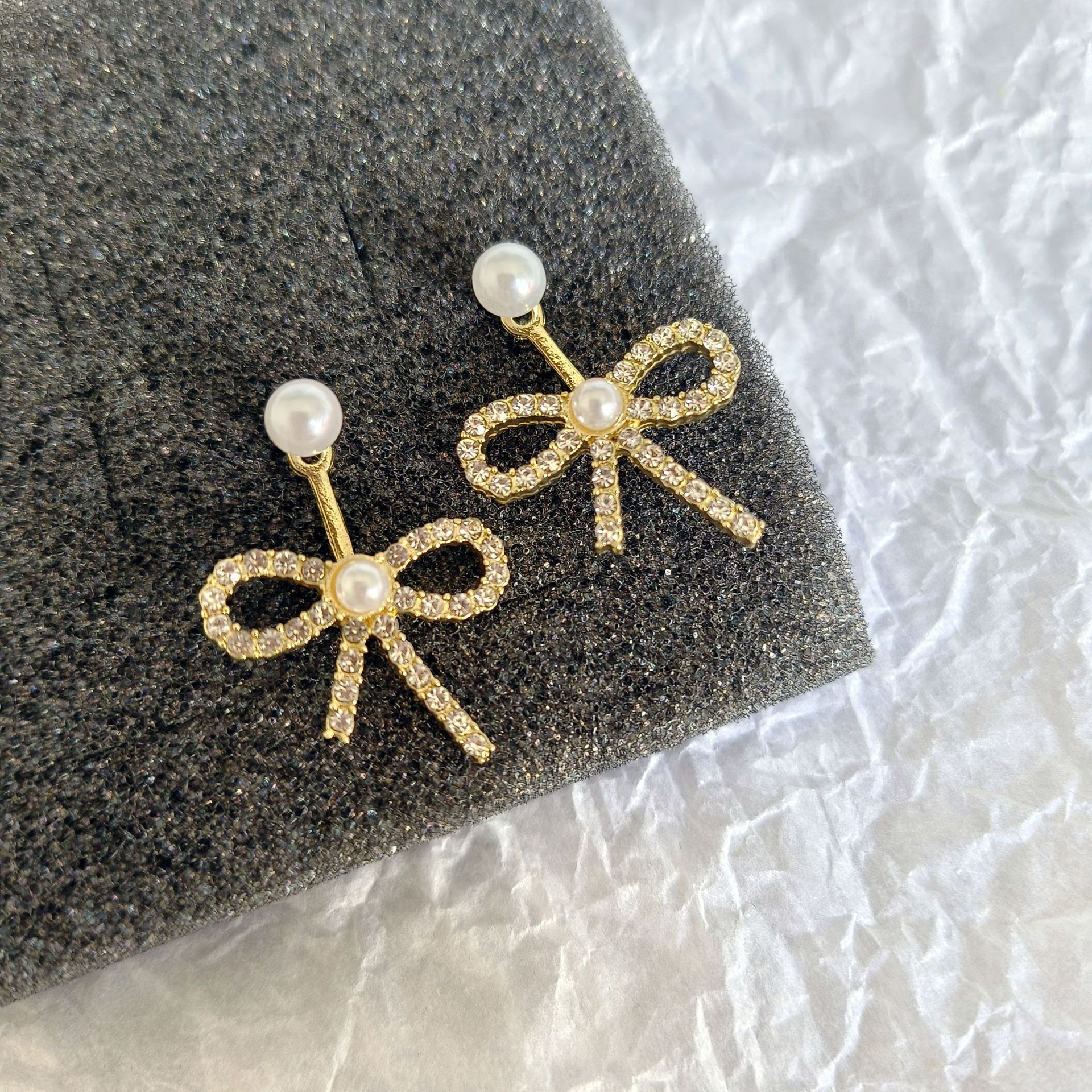 A pair of two-piece pearl bow stud earrings for women, a versatile and high-end Japanese and Korean style earring with a delicate fragrance design Application Scenario