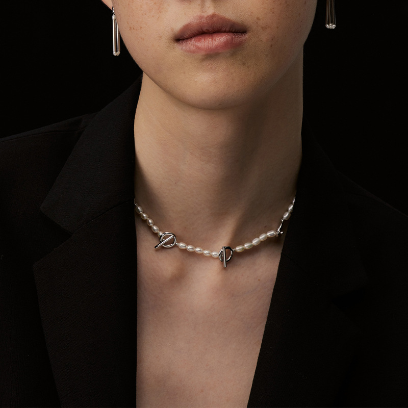 Retro single-layer simple geometric OT buckle versatile necklace for women, European and American cross-border pearl imitation French cold style collarbone chain full figure