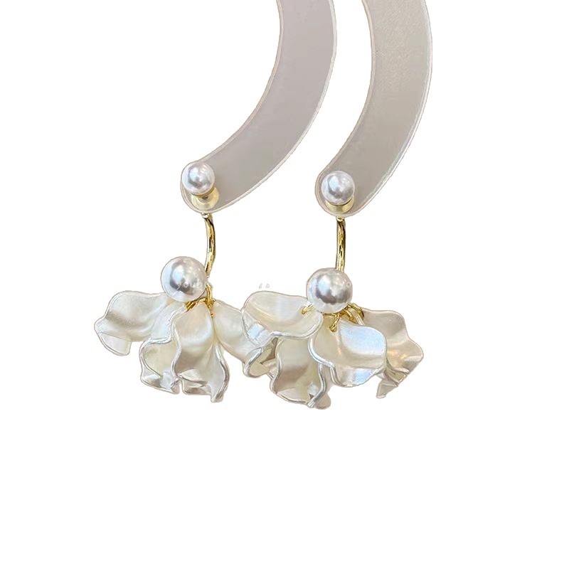 French pearl and flower double-ear tassel earrings exude a sense of sophistication, elegance and grandeur. Stud earrings are exquisite and stunning earrings for women Item Picture