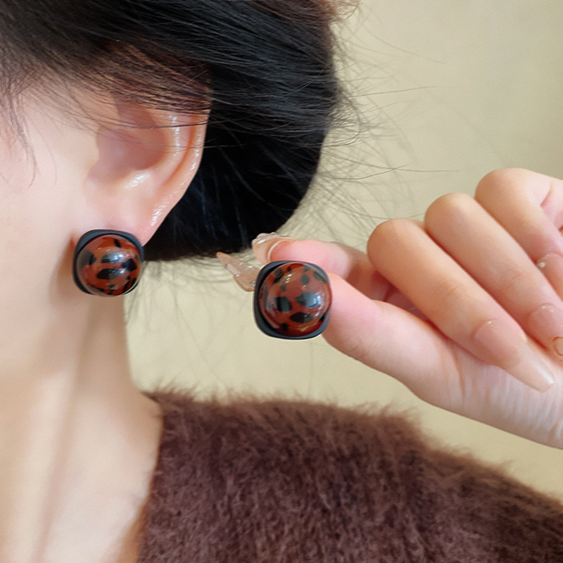 Wine red leopard print square stud women's 2024 new autumn and winter retro earrings, fashionable and versatile earrings details Picture