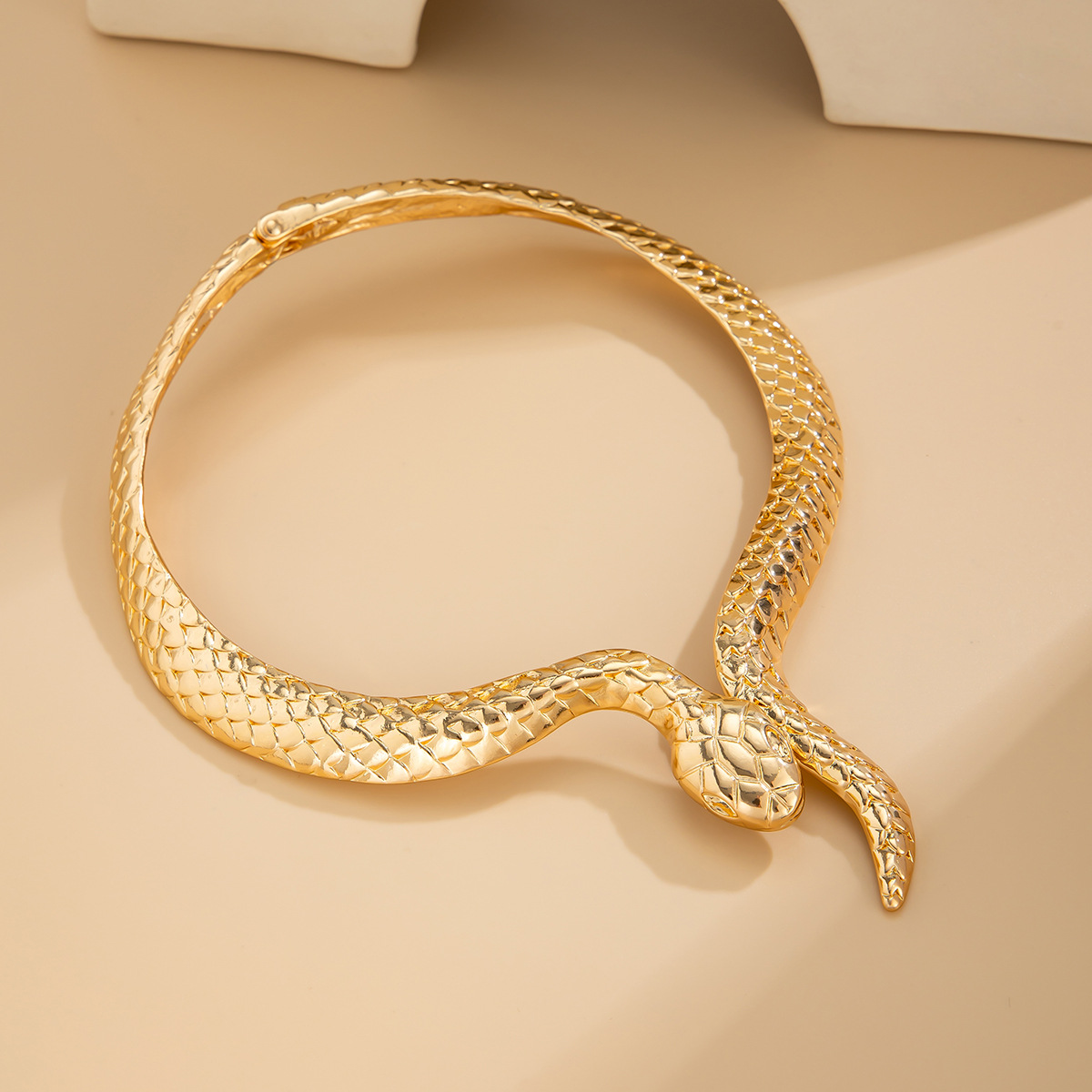 Exaggerated silver snake-shaped spring alloy necklaces from Europe and America, punk-style wrapped choker necklaces Application Scenario