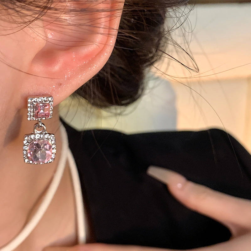 Super shiny and exquisite pink zircon square stud earrings for women, a light luxury and niche design, high-end earrings, fashionable and retro earrings Specification drawing