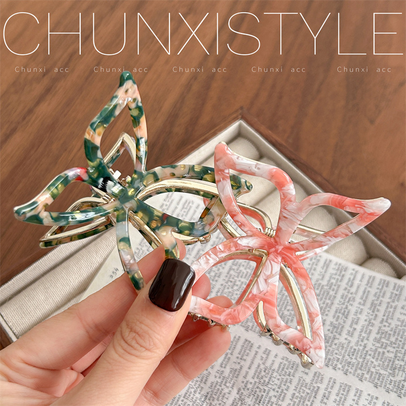 YD Korean version acetate hollowed-out butterfly hair clips, super fairy alloy hair clips, elegant and simple hair clips, versatile hair accessories Application Scenario