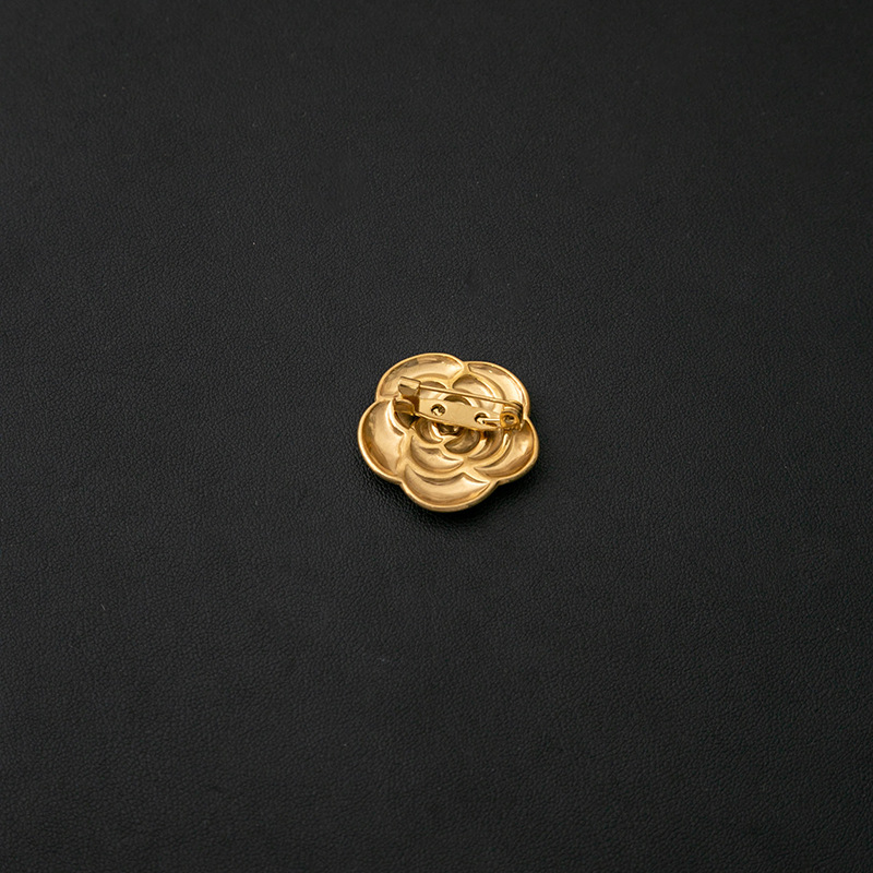 Wholesale of French retro exquisite rose brooches, niche, simple, light luxury and high-end style suit accessories Application Scenario