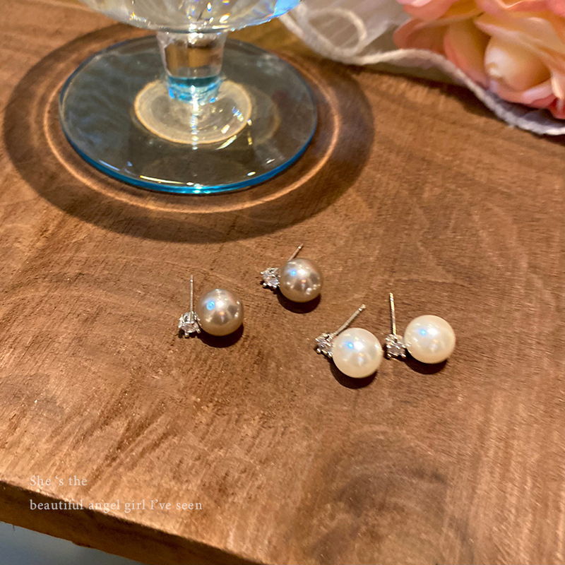 Zircon pearl stud earrings are a light luxury and niche design for women, exuding a sense of sophistication and elegance. They are a bestseller and versatile, trendy and popular ear accessory Application Scenario