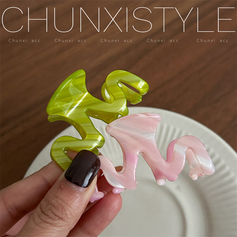 YD Korean small M-shaped elegant shark clip, versatile and stylish, france texture grabbler, back of the head updo hair clip Application Scenario