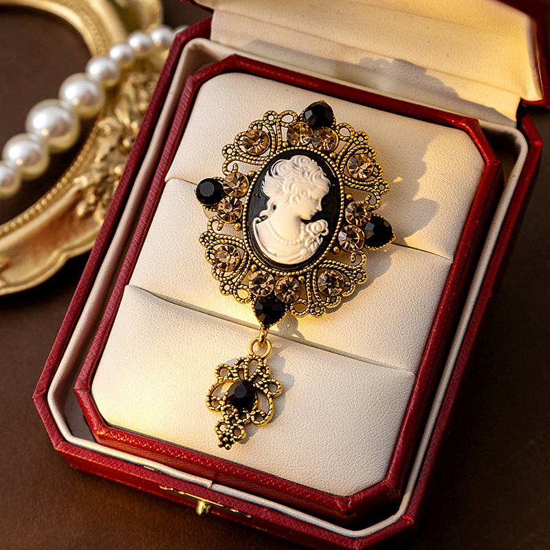 European and American medieval beauty head brooch, retro court style, hollowed-out and diamond-encrusted, high-end and exquisite relief corsage for women Application Scenario