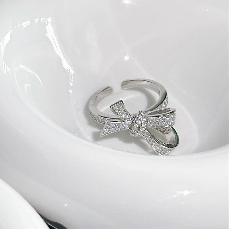 A cute Japanese and Korean girl's high-end, light luxury three-dimensional bow opening ring with a sweet, cool, fashionable and niche design Application Scenario