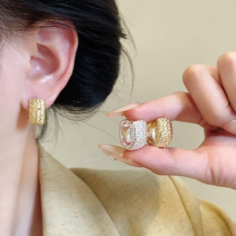 2024 New best-selling textured ring ear buckles for women, with a light luxury and high-end feel, simple and versatile, elegant and personalized earrings and earrings details Picture