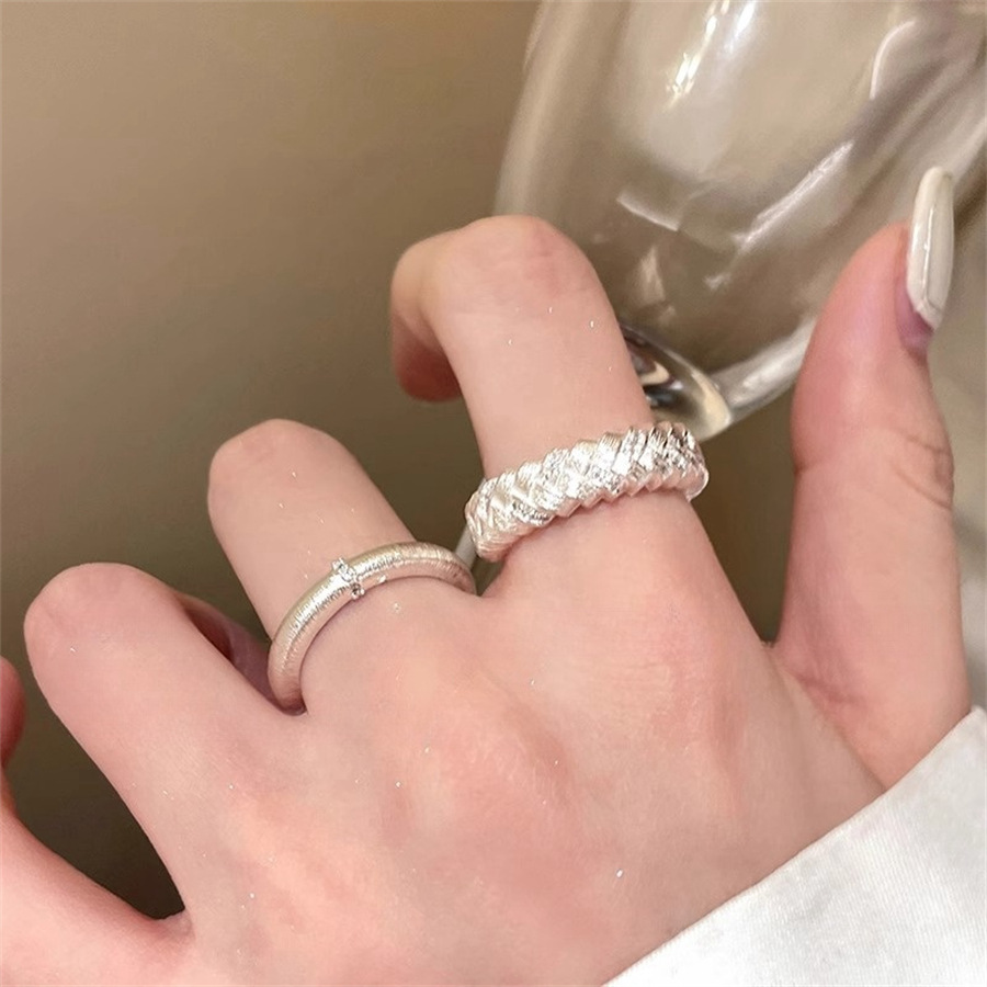 A new 2025 Chinese index finger ring with a touch of brushed and open style, featuring a touch of light luxury and niche sophistication Application Scenario