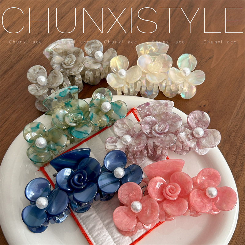 Korean camellia acetate grappling clip with a high-end feel, shark clip at the back of the head, cute girl's updo, sweet hair accessory details Picture