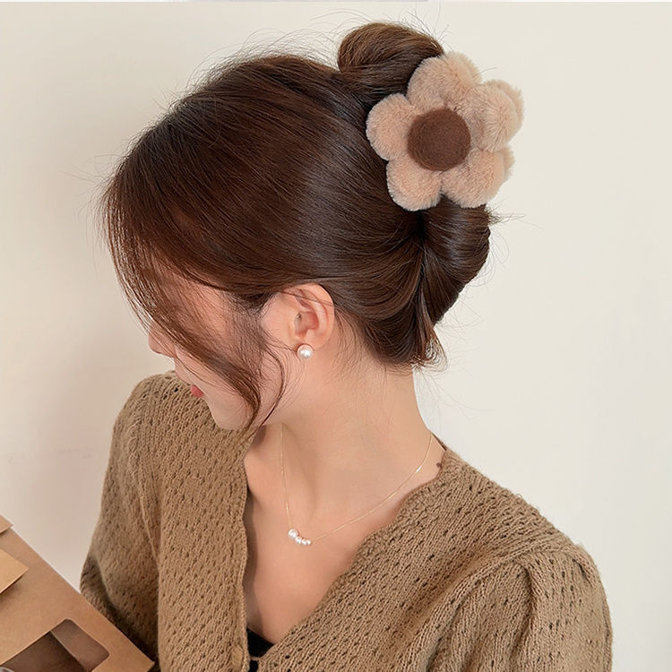 Douyin's same style of plush flower hair clips, a small half of the women's fur grab clip, a shark clip at the back of the head, with an ins high-end feel Application Scenario