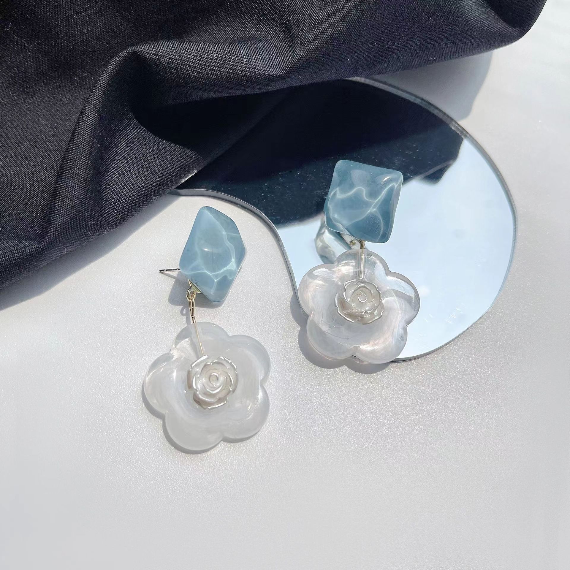 Summer camellia flower jelly-like earrings, women's fresh and elegant earrings, blue earrings, high-end style, seaside stud earrings Application Scenario