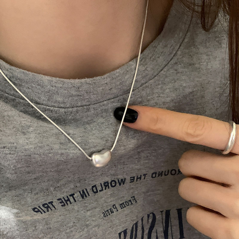 A niche and simple matte bean pendant necklace for women, a light luxury and fashionable style, a trendy and versatile necklace and sweater chain full figure